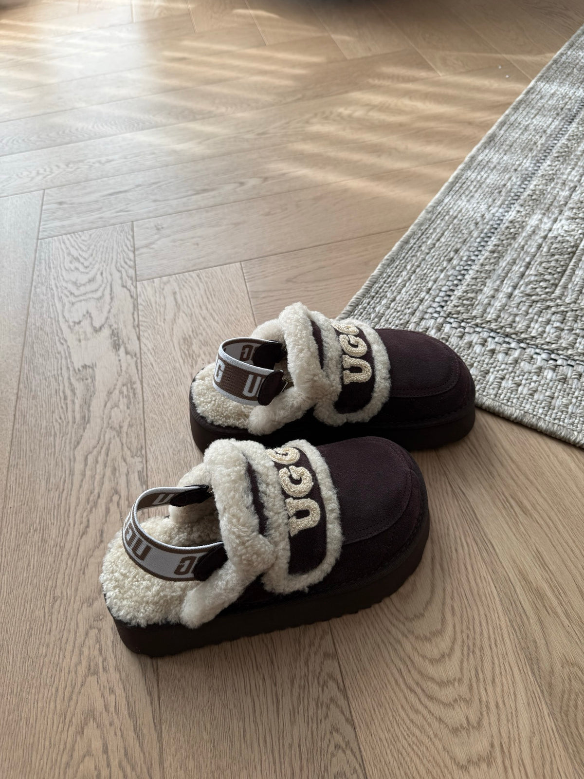 Ozwear Violet Shearling Platform Slipper In Chocolate
