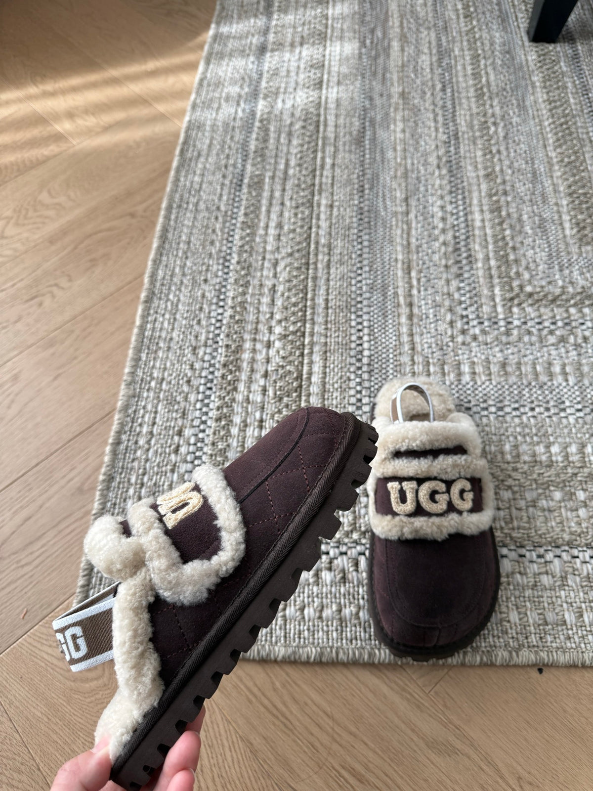 Ozwear Violet Shearling Slippers In Chocolate